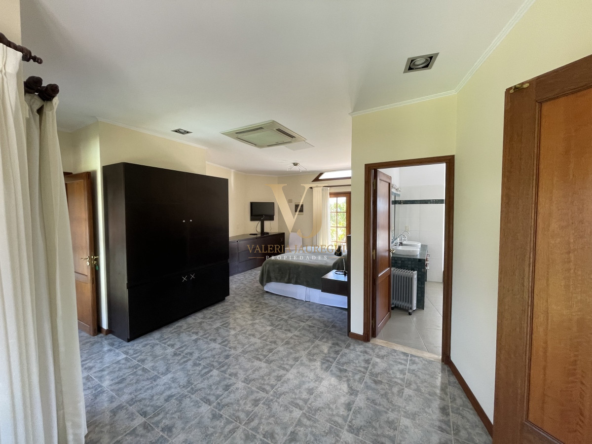 Casa ID.906 - Mansa, selecta propiedad con gran capacidad, pileta climatizada y muy bien equipada.