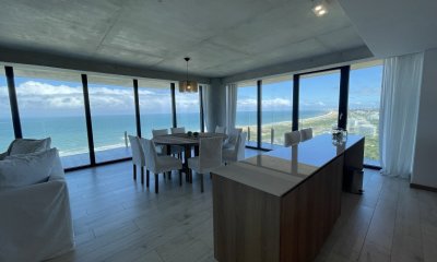 Surfside edificio de alta gama. Con importantes balcones y grandes ventanales, con un maravilloso entorno verde parquizado.