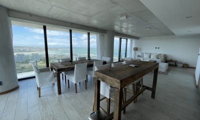 Surfside edificio de alta gama. Con importantes balcones y grandes ventanales, con un maravilloso entorno verde parquizado.