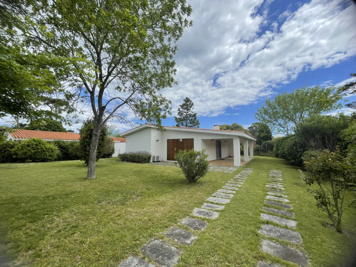 Imagen de Casa en venta de 3 dormitorios más casa de huéspedes | Playa Mansa.