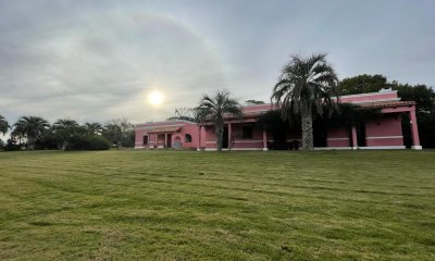 Espectacular Chacra a min de PDE con Casa principal. Habitación indep. Casa de húespedes. Piscina, cancha de padel, barbacoa y parrillero abierto.