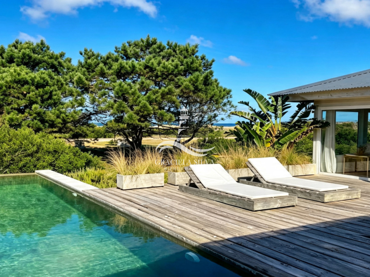 Casa con piscina infinita a pasos de José Ignacio
