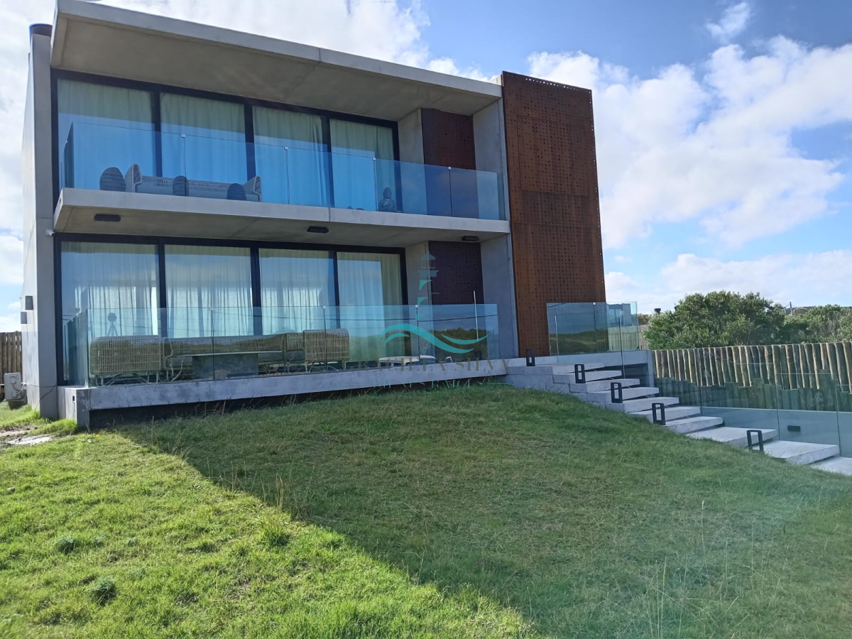 Exclusiva y moderna casa en La Juanita