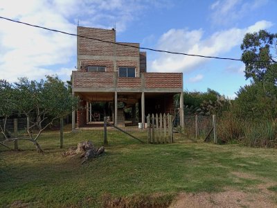 Lote en Santa Mónica con casa a terminar