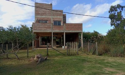 Lote en Santa Mónica con casa a terminar