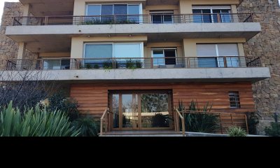 Apartamento en Carrasco. 2 dormitorios. 2 baños. Suite. Terraza. Garage. Vigilancia 24 horas. Excelente estado. Se vende con renta.