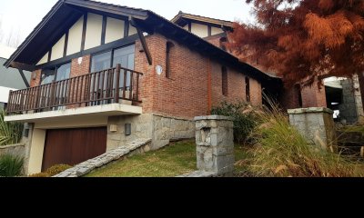 Lomas de la Tahona. Casa de 3 dormitorios y 4 baños. 428 m2 edificados. Excelente estado.