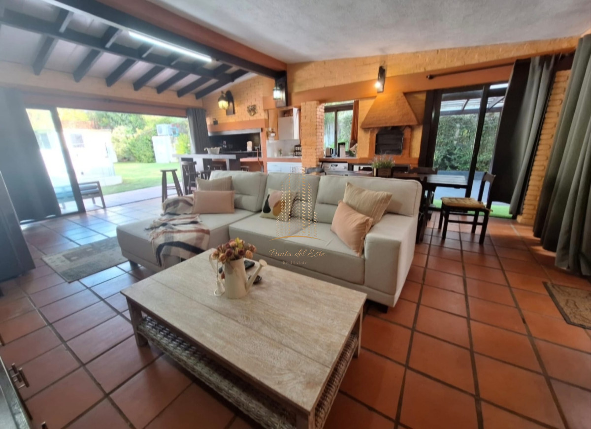 Casa ID.587 - Casa en venta y alquiler temporal en Pinares, Punta del Este
