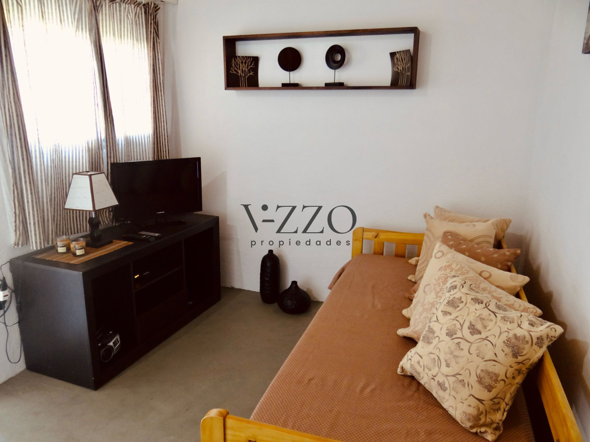 Casa ID.1353/Oportunidad-de-inversión-4-casas-en-venta-aptas-banco-a-media-cuadra-del-mar-en-Rocha- - Oportunidad de inversión 4 casas en venta aptas banco a media cuadra del mar en Rocha 