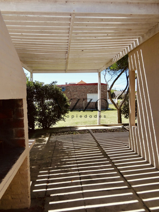 Casa ID.1353/Oportunidad-de-inversión-4-casas-en-venta-aptas-banco-a-media-cuadra-del-mar-en-Rocha- - Oportunidad de inversión 4 casas en venta aptas banco a media cuadra del mar en Rocha 