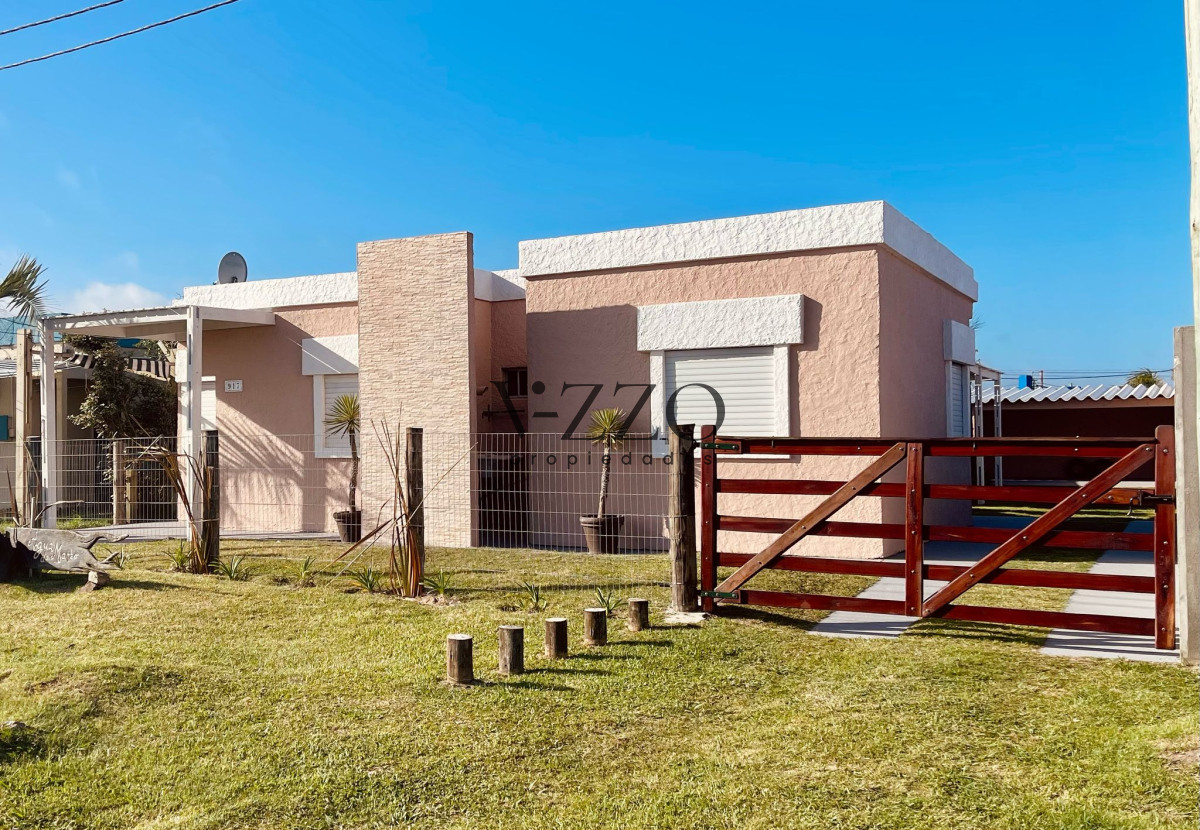 Casa ID.1353/Oportunidad-de-inversión-4-casas-en-venta-aptas-banco-a-media-cuadra-del-mar-en-Rocha- - Oportunidad de inversión 4 casas en venta aptas banco a media cuadra del mar en Rocha 