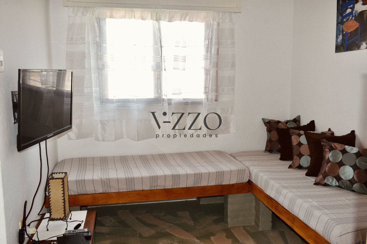 Casa ID.1353/Oportunidad-de-inversión-4-casas-en-venta-aptas-banco-a-media-cuadra-del-mar-en-Rocha- - Oportunidad de inversión 4 casas en venta aptas banco a media cuadra del mar en Rocha 