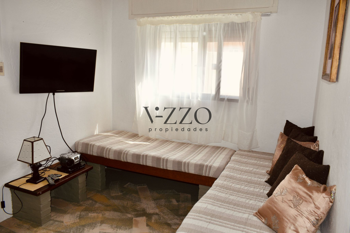 Casa ID.1353/Oportunidad-de-inversión-4-casas-en-venta-aptas-banco-a-media-cuadra-del-mar-en-Rocha- - Oportunidad de inversión 4 casas en venta aptas banco a media cuadra del mar en Rocha 