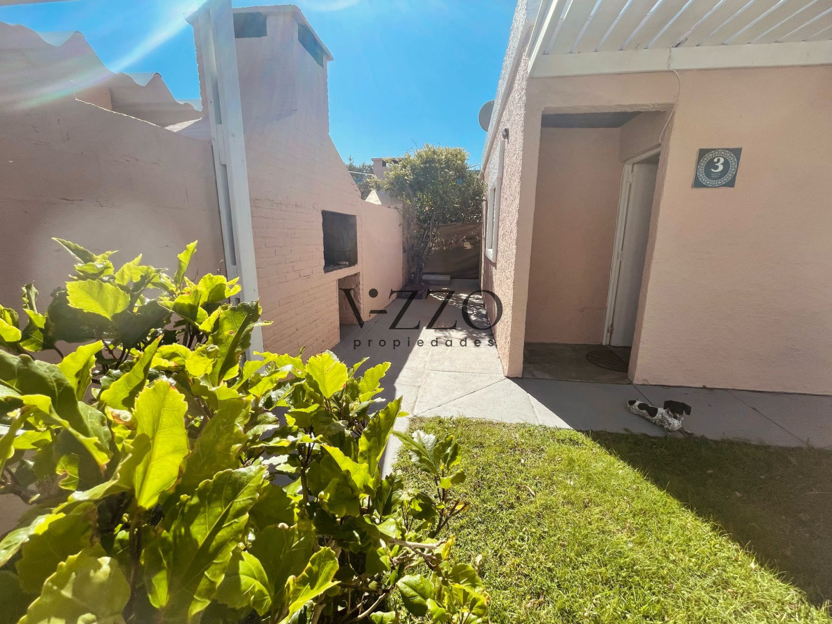 Casa ID.1353/Oportunidad-de-inversión-4-casas-en-venta-aptas-banco-a-media-cuadra-del-mar-en-Rocha- - Oportunidad de inversión 4 casas en venta aptas banco a media cuadra del mar en Rocha 
