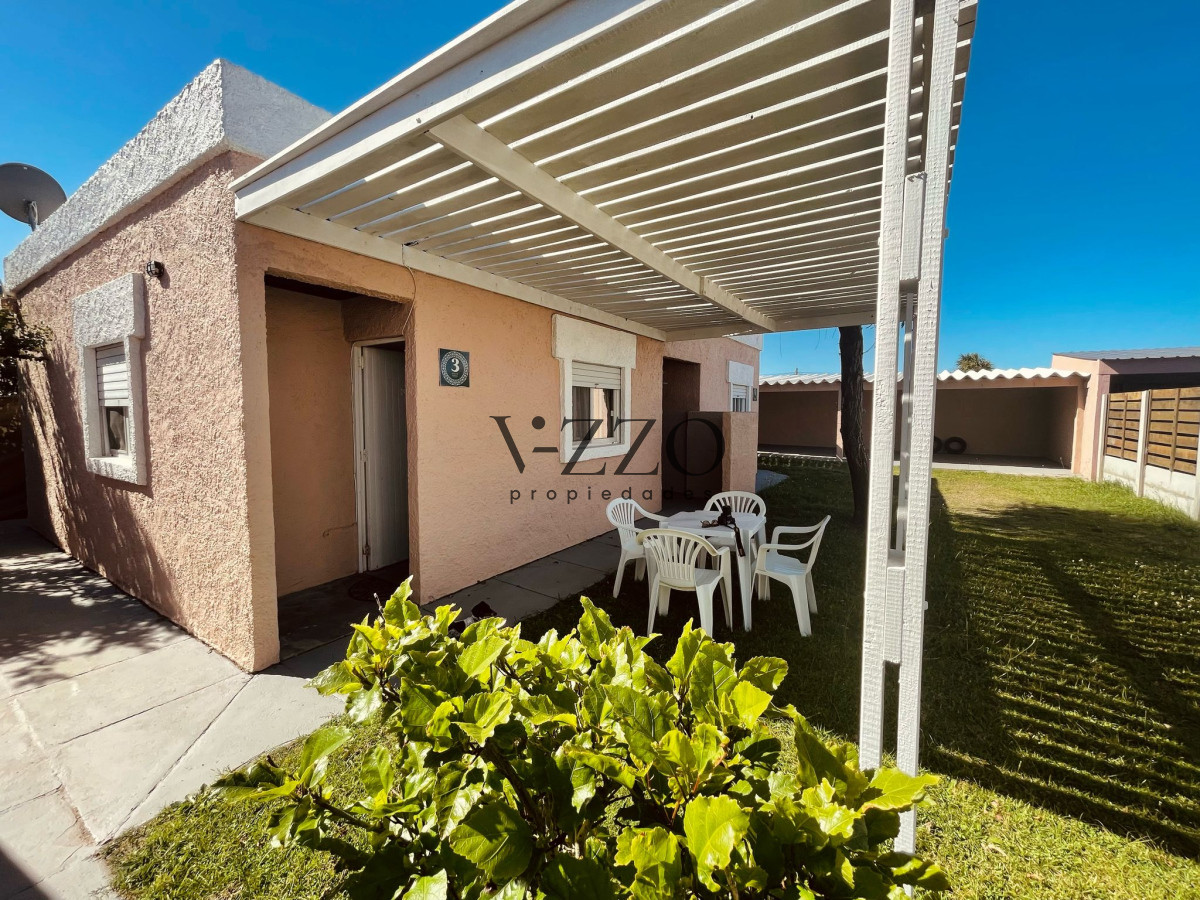 Casa ID.1353/Oportunidad-de-inversión-4-casas-en-venta-aptas-banco-a-media-cuadra-del-mar-en-Rocha- - Oportunidad de inversión 4 casas en venta aptas banco a media cuadra del mar en Rocha 