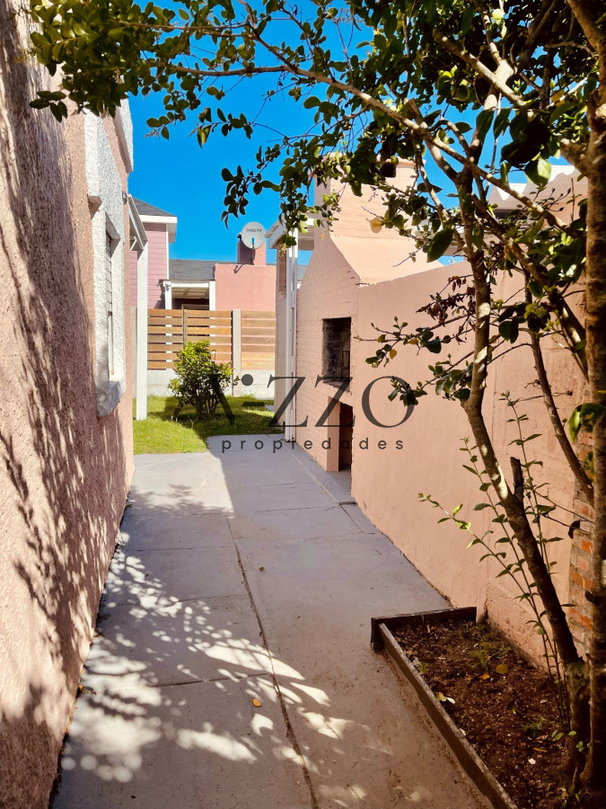 Casa ID.1353/Oportunidad-de-inversión-4-casas-en-venta-aptas-banco-a-media-cuadra-del-mar-en-Rocha- - Oportunidad de inversión 4 casas en venta aptas banco a media cuadra del mar en Rocha 