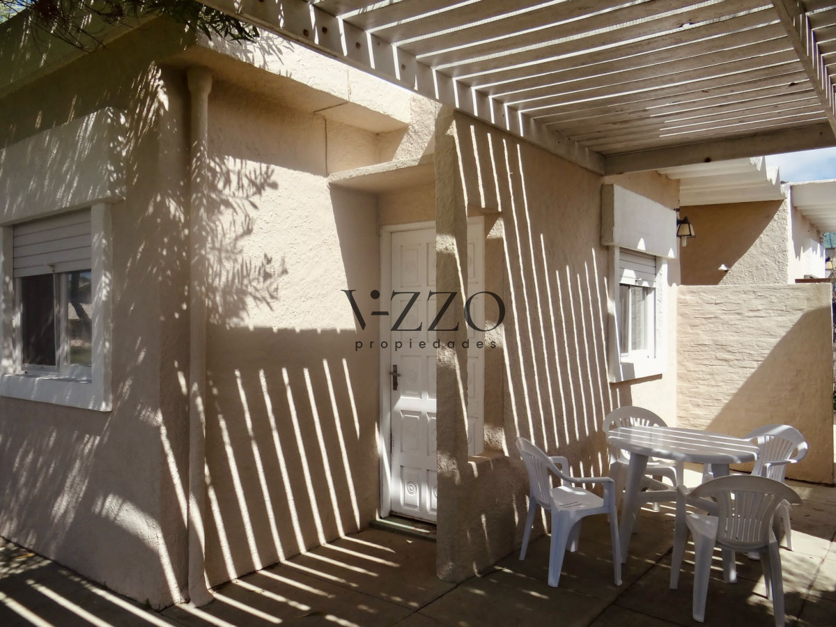 Casa ID.1353/Oportunidad-de-inversión-4-casas-en-venta-aptas-banco-a-media-cuadra-del-mar-en-Rocha- - Oportunidad de inversión 4 casas en venta aptas banco a media cuadra del mar en Rocha 