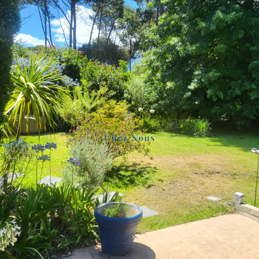 Casa ID.1246 - Magnifico Chalet en venta en Punta Ballena con Apto de servicio