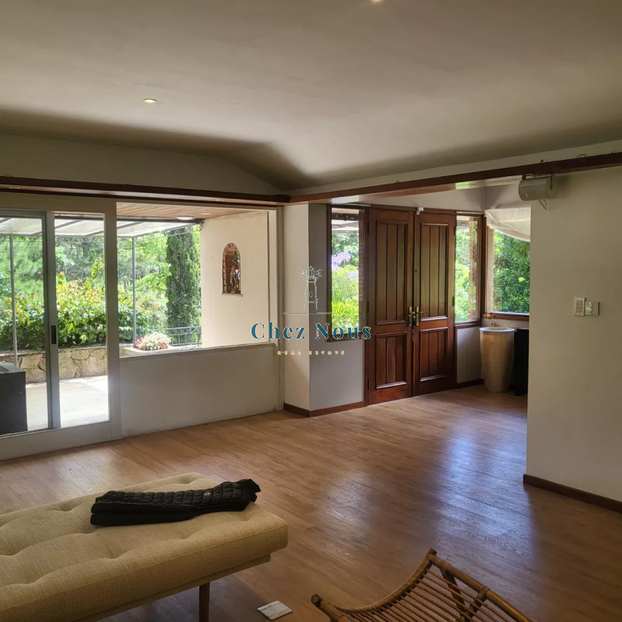 Casa ID.1246 - Magnifico Chalet en venta en Punta Ballena con Apto de servicio