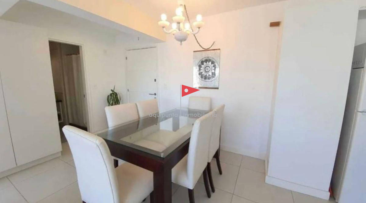 Apartamento ID.42 - VENTA con renta  actual apartamento dos dormitorios Lux Tower piso alto