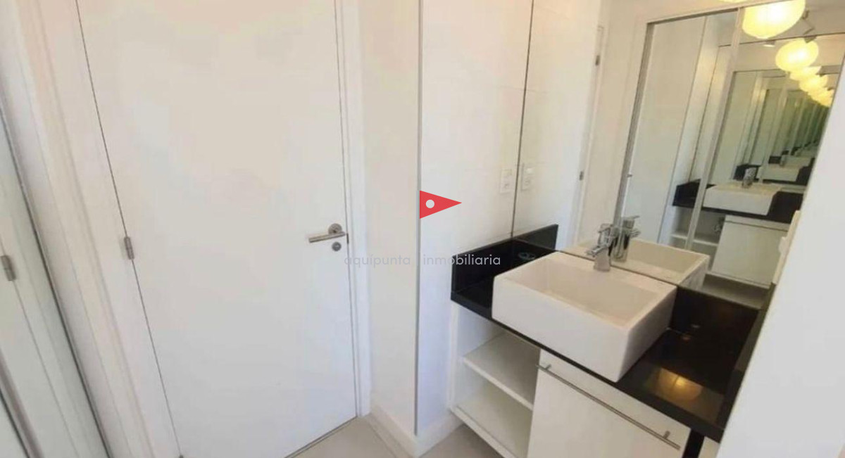 Apartamento ID.42 - VENTA con renta  actual apartamento dos dormitorios Lux Tower piso alto