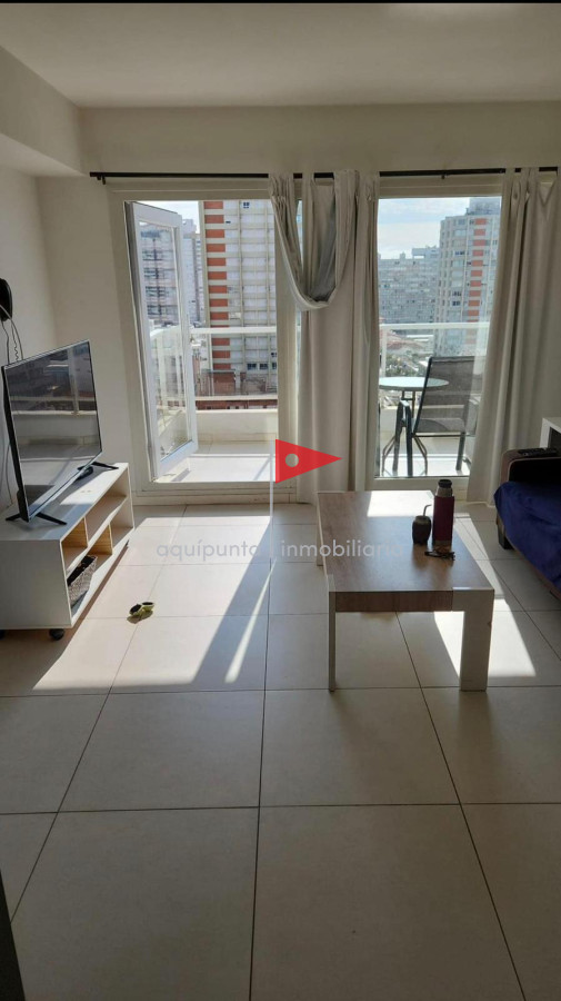 Apartamento ID.42 - VENTA con renta  actual apartamento dos dormitorios Lux Tower piso alto