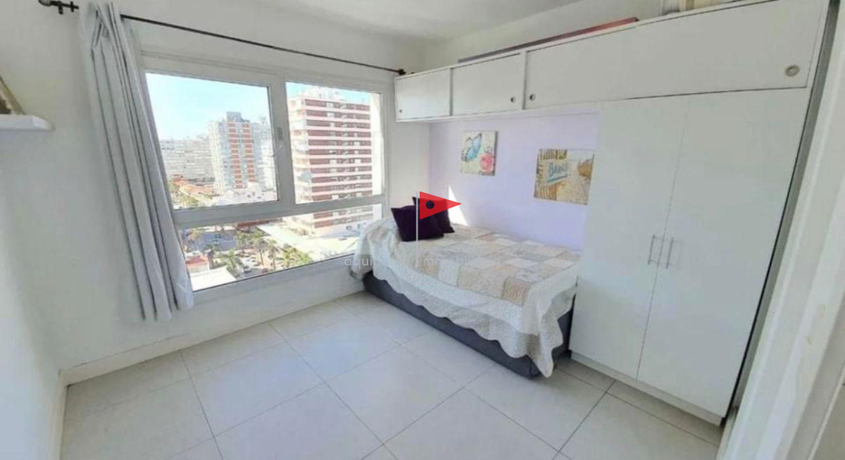 Apartamento ID.42 - VENTA con renta  actual apartamento dos dormitorios Lux Tower piso alto