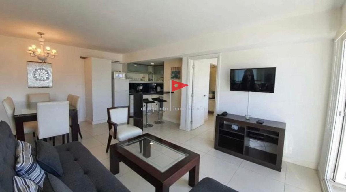 Apartamento ID.42 - VENTA con renta  actual apartamento dos dormitorios Lux Tower piso alto