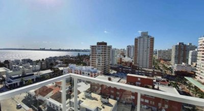 VENTA con renta  actual apartamento dos dormitorios Lux Tower piso alto