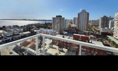 VENTA con renta  actual apartamento dos dormitorios Lux Tower piso alto
