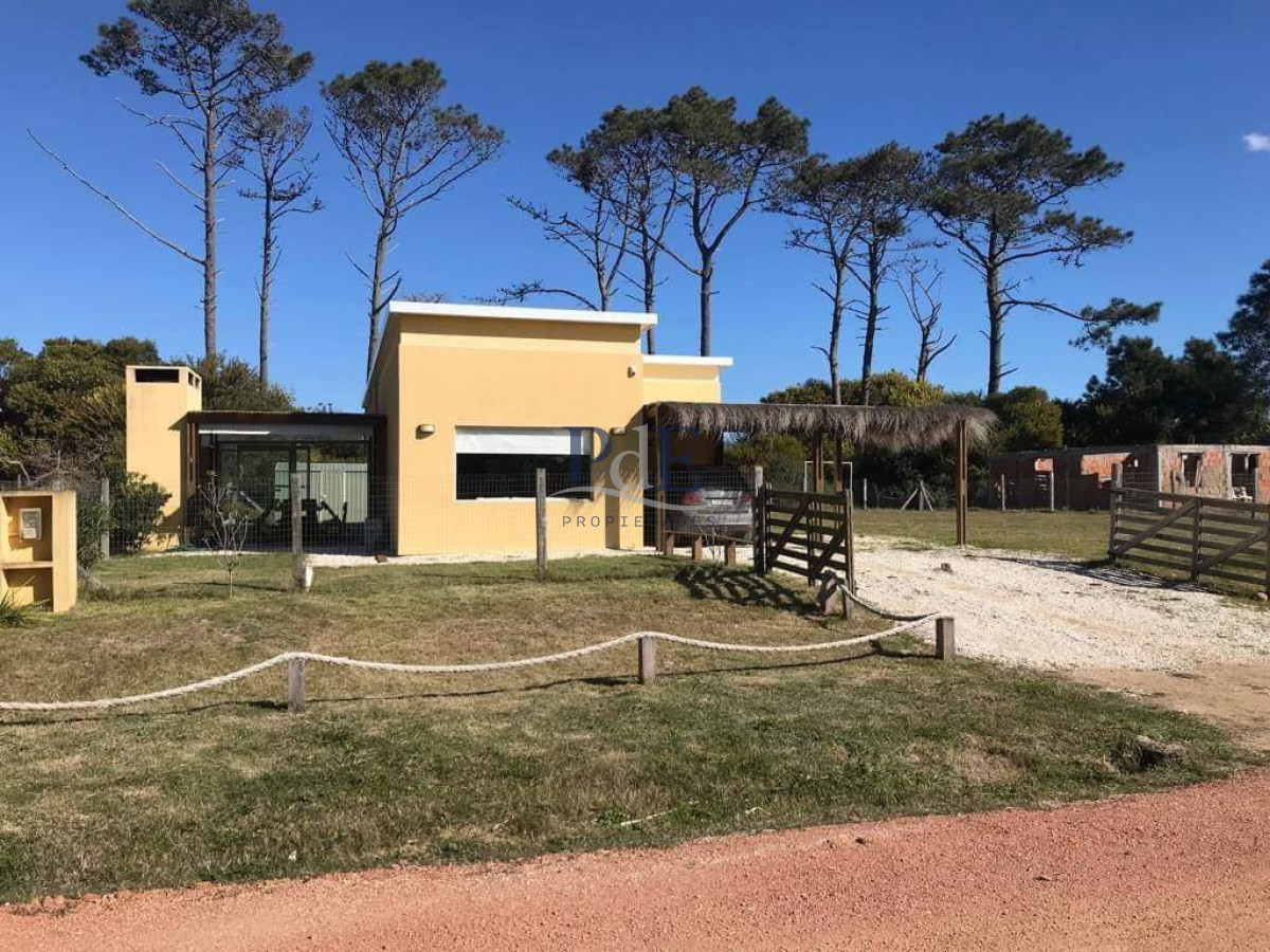 Casa de 3 dormitorios en La Juanita equipada 250 metros del mar.