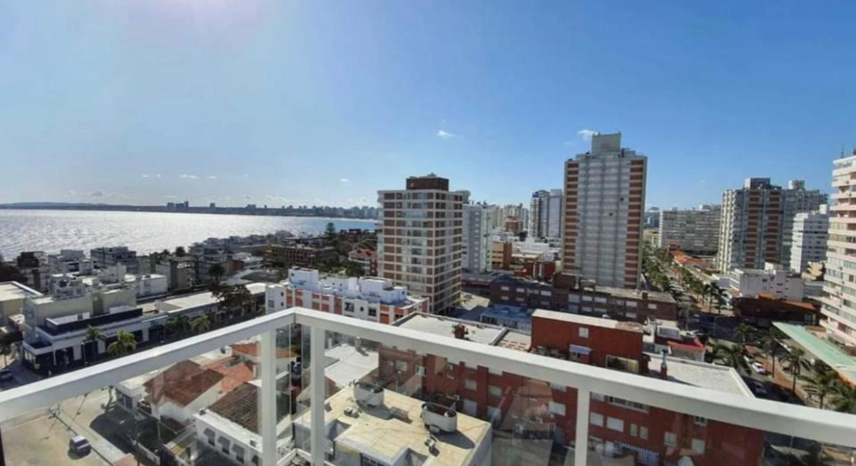 VENTA con renta  actual apartamento dos dormitorios Lux Tower piso alto