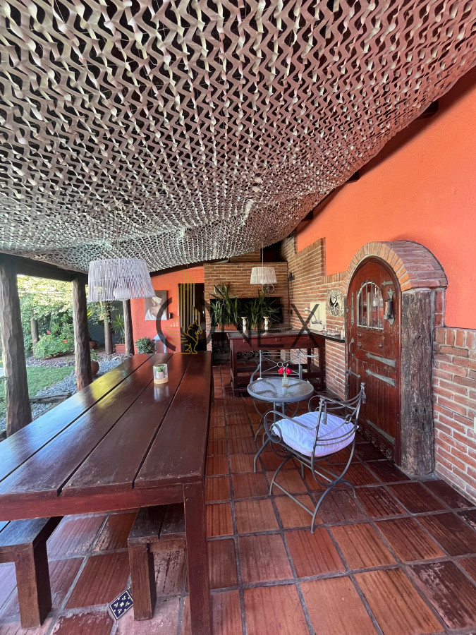 Casa ID.2573 - Hermosa propiedad de 4 dormitorios en Av. Don Pedro de Mendoza
