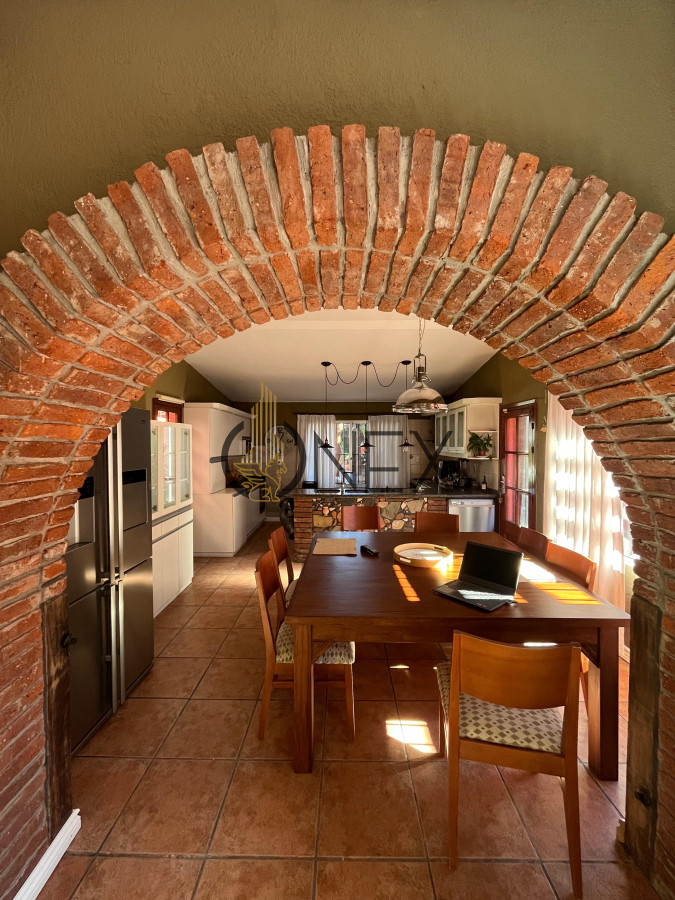 Casa ID.2573 - Hermosa propiedad de 4 dormitorios en Av. Don Pedro de Mendoza