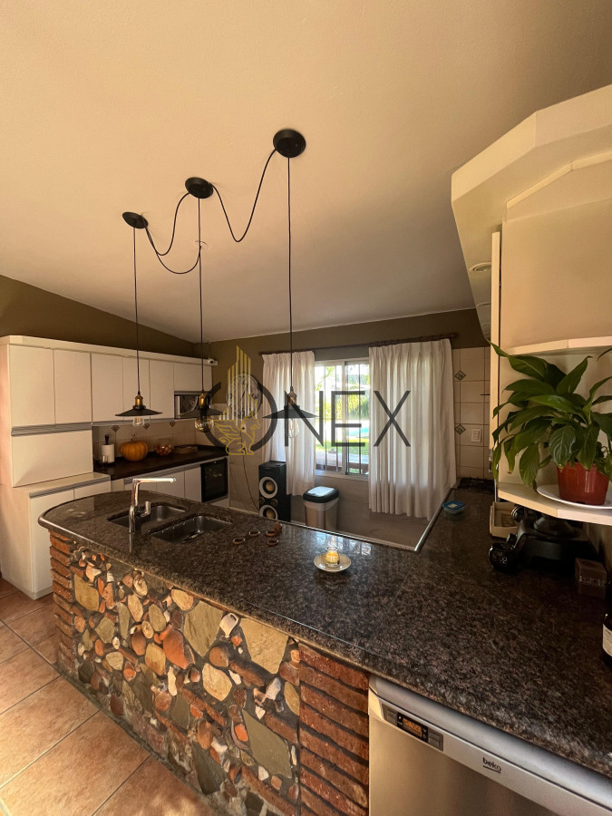 Casa ID.2573 - Hermosa propiedad de 4 dormitorios en Av. Don Pedro de Mendoza