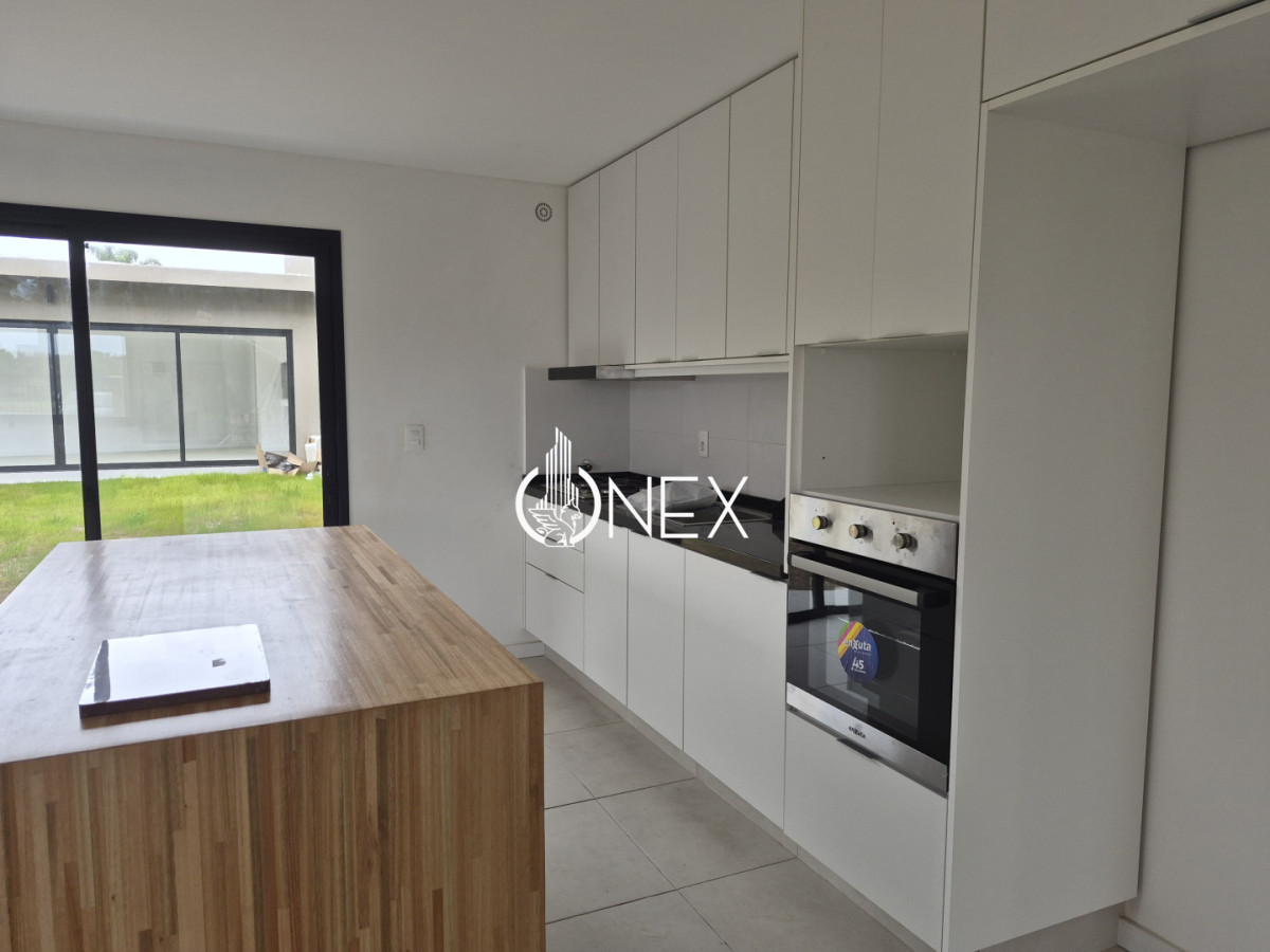 Casa ID.4978 - Se vende casa en Shangrila frente al mar, Canelones.
