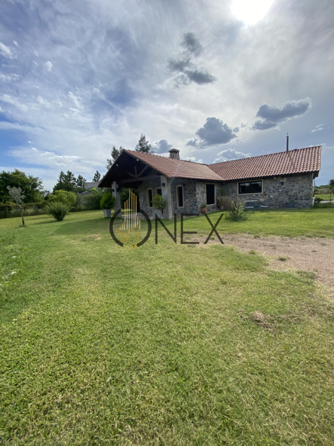 Casa ID.1557 - HERMOSA CASA DE PIEDRA EN VENTA 