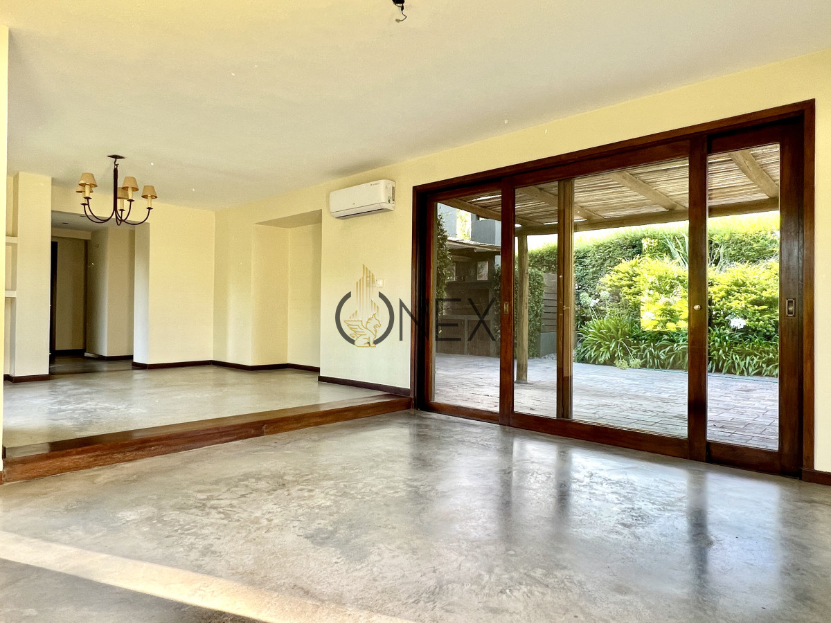 Casa ID.1871 - VENTA CASA 4 DORMITORIOS, 4 BAÑOS + SERVICIO, PISCINA Y PARRILLERO, BARRIO PRIVADO, LA TAHONA