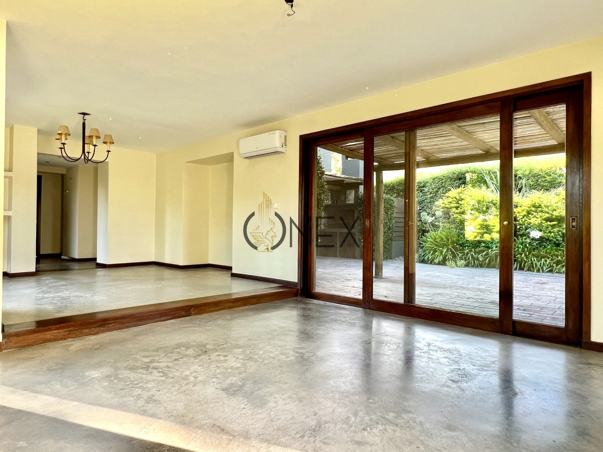 Casa ID.1871 - VENTA CASA 4 DORMITORIOS, 4 BAÑOS + SERVICIO, PISCINA Y PARRILLERO, BARRIO PRIVADO, LA TAHONA