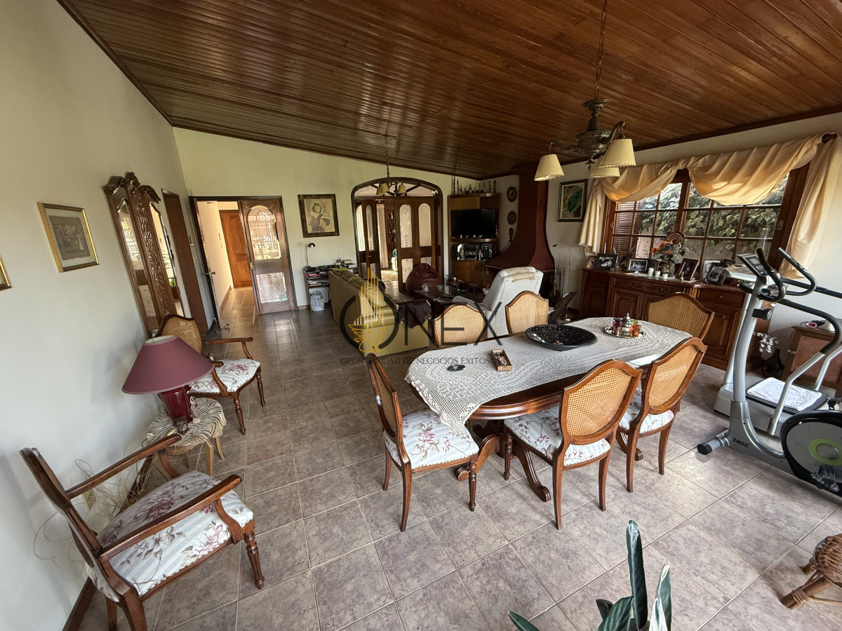 Casa ID.3526 - Se vende casa 5 dormitorios a pasos del centro de Tacuarembó 