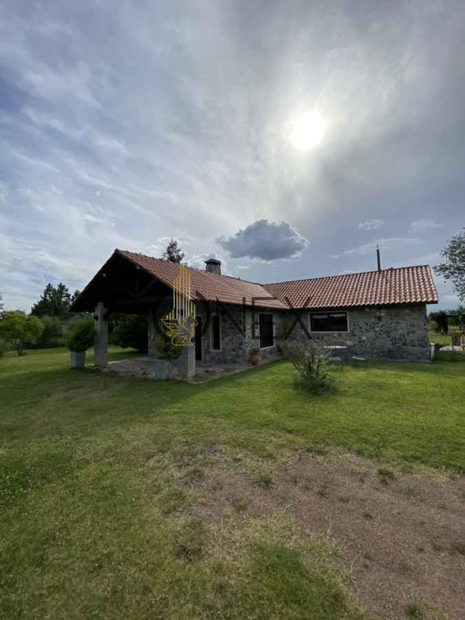 Casa ID.1557 - HERMOSA CASA DE PIEDRA EN VENTA 