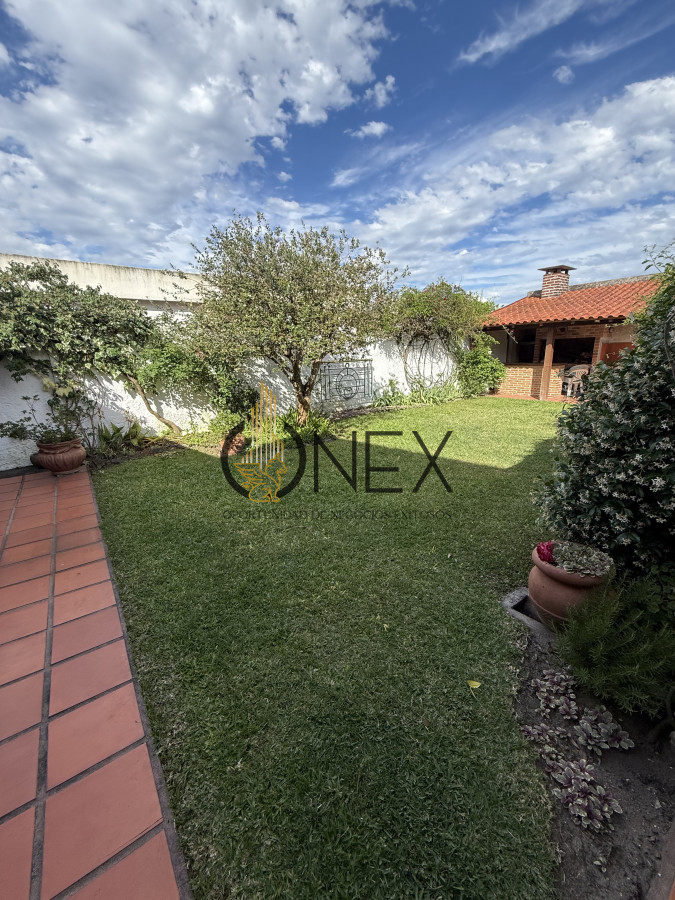 Casa ID.3526 - Se vende casa 5 dormitorios a pasos del centro de Tacuarembó 