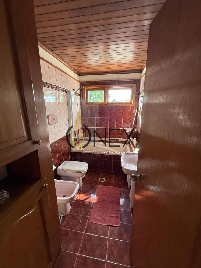 Casa ID.3526 - Se vende casa 5 dormitorios a pasos del centro de Tacuarembó 