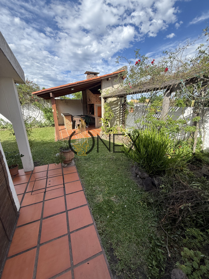 Casa ID.3526 - Se vende casa 5 dormitorios a pasos del centro de Tacuarembó 