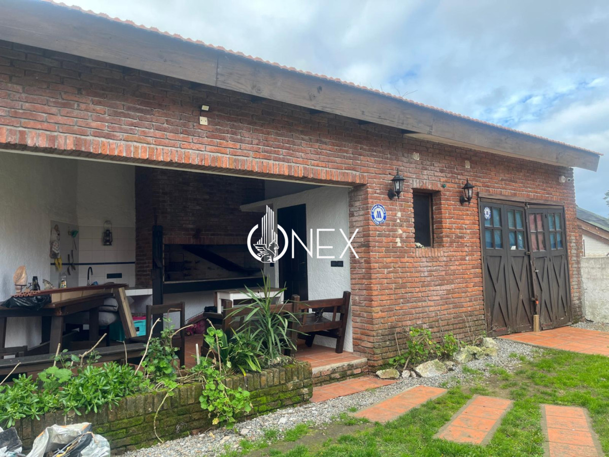 Casa ID.4580 - Venta casa de 4 dormitorios y 4 baños a 5 cuadras de la playa mansa.
