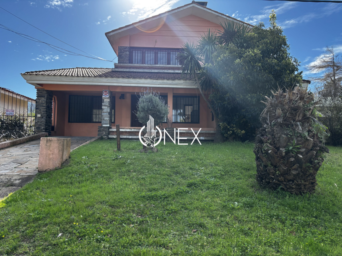Casa ID.4761 - Hermosa Casa de 2 Plantas Las Toscas Sur, 2 cuadras de la Playa ,4 dormitorios, piscina, sotano, apto al fondo
