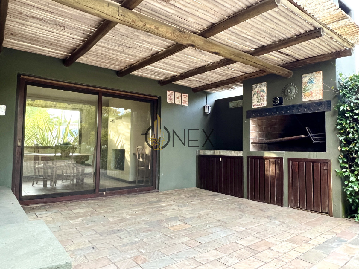 Casa ID.1871 - VENTA CASA 4 DORMITORIOS, 4 BAÑOS + SERVICIO, PISCINA Y PARRILLERO, BARRIO PRIVADO, LA TAHONA