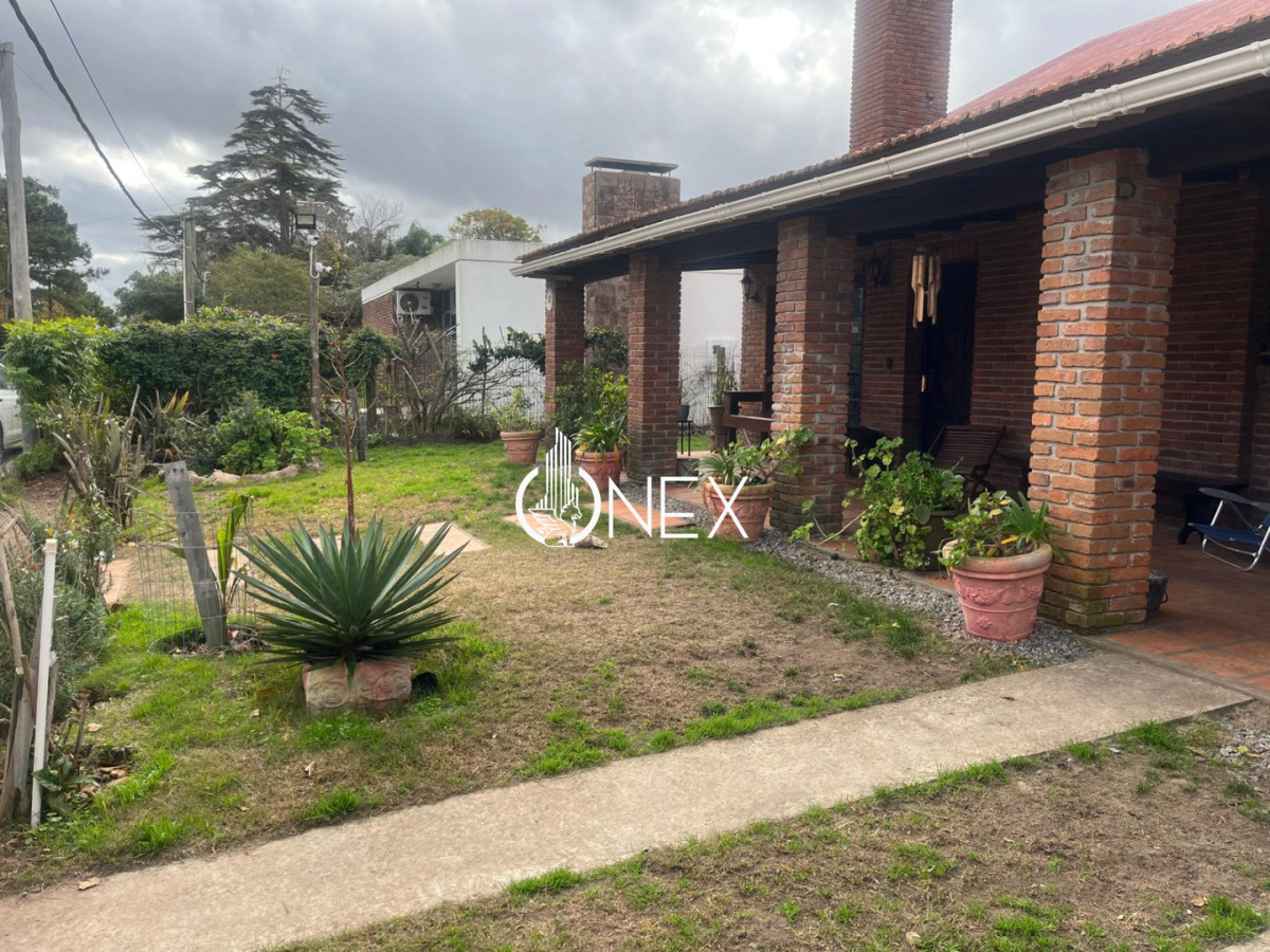 Casa ID.4580 - Venta casa de 4 dormitorios y 4 baños a 5 cuadras de la playa mansa.