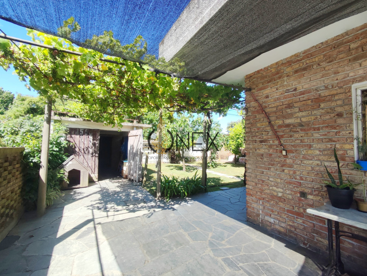 Casa ID.3774 - Casa en Venta de 7 dormitorios en Solymar a mts de la Rambla