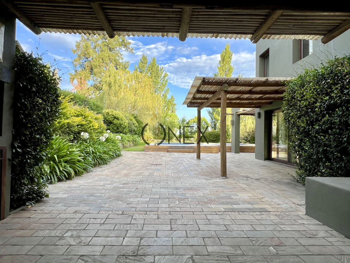 Casa ID.1871 - VENTA CASA 4 DORMITORIOS, 4 BAÑOS + SERVICIO, PISCINA Y PARRILLERO, BARRIO PRIVADO, LA TAHONA